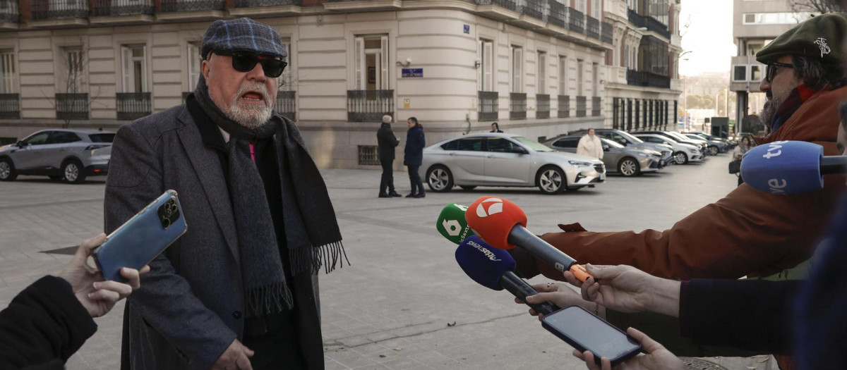 El excomisario José Manuel Villarejo se dirige a los medios a su llegada este martes a la Audiencia Nacional en Madrid, que culmina, con los informes finales, el juicio contra el empresario Javier López Madrid y el excomisario José Manuel Villarejo por la supuesta contratación del investigador para hostigar a la doctora Elisa Pinto