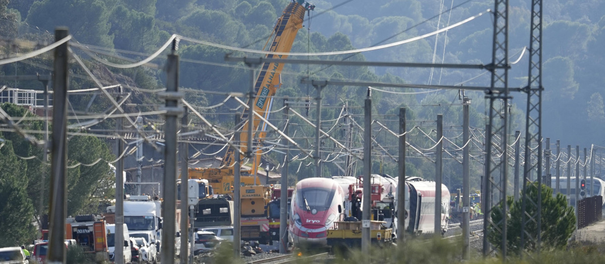 Dos nuevas grúas de gran tonelaje se incorporaban a las tareas para el levantamiento de los vagones