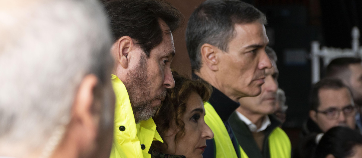 Pedro Sánchez junto a María Jesús Montero y Óscar Puente, el lunes en Adamuz