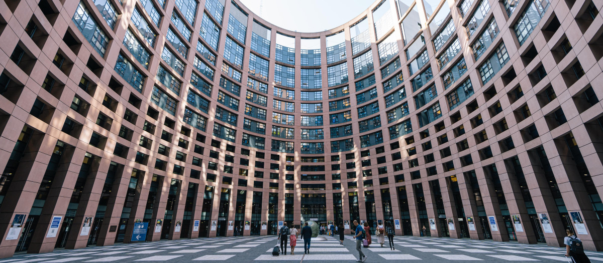 Vista general del patio interior del Parlamento Europeo, en Estrasburgo (Francia)