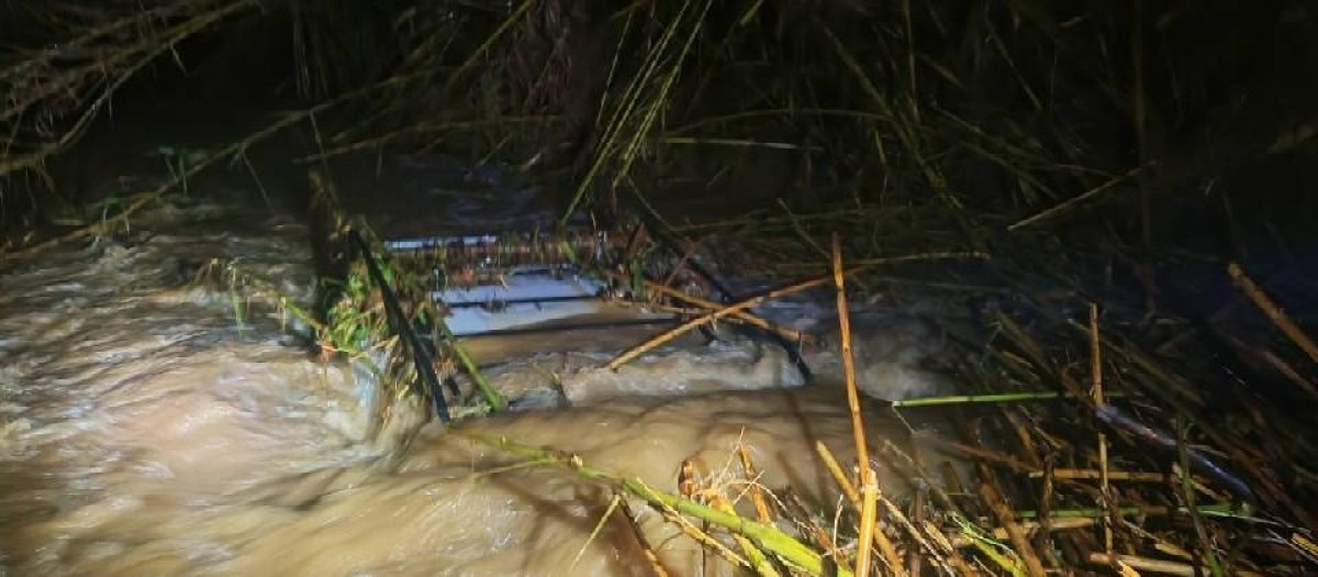 El vehículo arrastrado por la riada