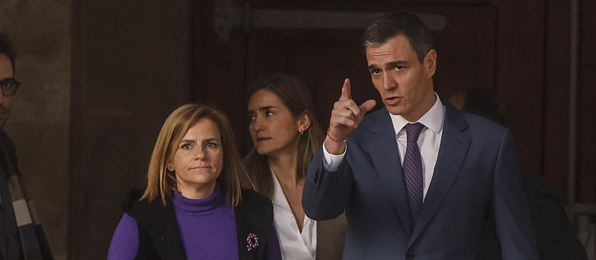 Imagen de archivo del presidente del Gobierno Pedro Sánchez junto con la delegada del Gobierno en la Comunidad Valenciana Pilar Bernabé.