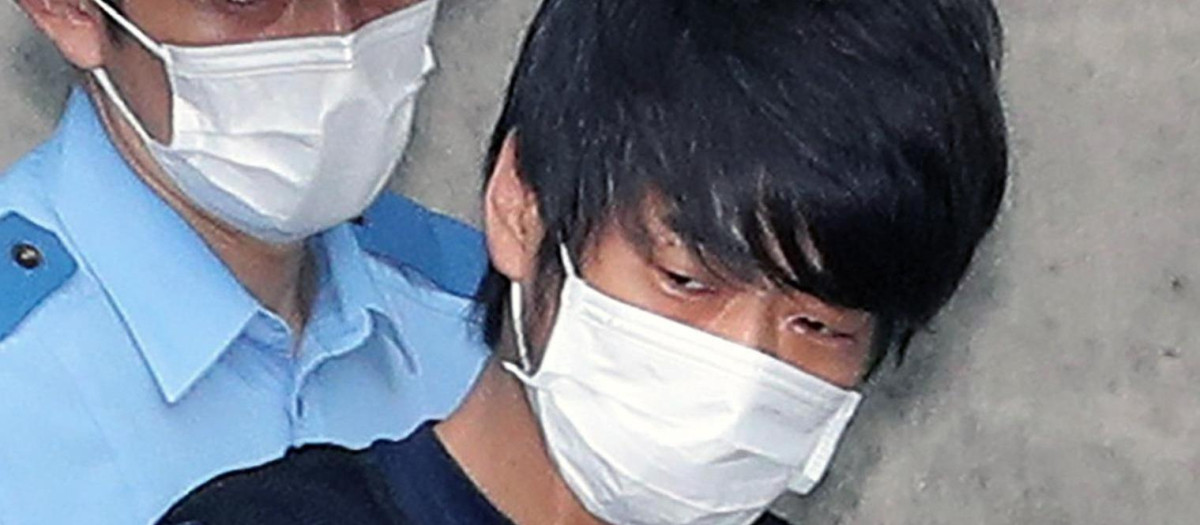 NARA (Japan), 21/01/2026.- Tetsuya Yamagami is escorted at the Nara Nishi Police Station in Nara Prefecture in Nara, western Japan, 10 July 2022 (issued 21 January 2026). Tetsuya Yamagami, who was charged with the murder of former Prime Minister Shinzo Abe in 2022, was sentenced to life imprisonment. (Japón) EFE/EPA/JIJI PRESS JAPAN OUT EDITORIAL USE ONLY/