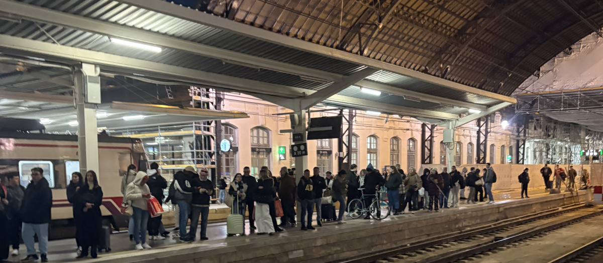 Imagen de personas esperando a coger un tren en la Estación del Norte de Valencia el 22 de diciembre a las 18:22 horas