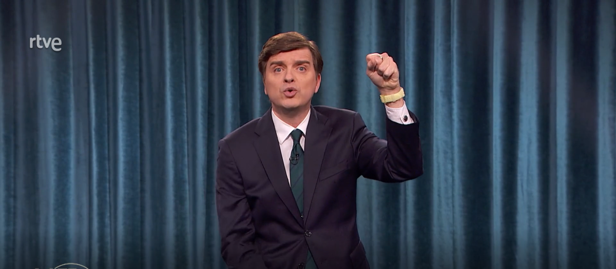 Marc Giró cantó La internacional en el último programa de LateXou