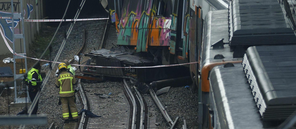 Bomberos revisan este miércoles el tren de Rodalies descarrilado el día anterior en Barcelona