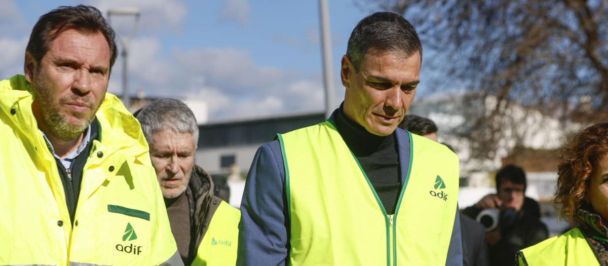 El presidente del Gobierno Pedro Sánchez (c) a su llegada a Adamuz, Córdoba, donde ha sido recibido por el ministro de Transportes Óscar Puente (i); la vicepresidenta primera del Gobierno, María Jesús Montero (d), y el ministro del Interior, Fernando Grande-Marlaska (2i), este lunes. Sánchez ha asegurado este lunes desde el lugar donde se ha producido la tragedia ferroviaria de Adamuz, en Córdoba, que se dará con "la verdad" sobre la causa del accidente y se conocerá "la respuesta" al origen del siniestro que ha causado al menos 39 fallecidos. EFE/ Jorge Zapata