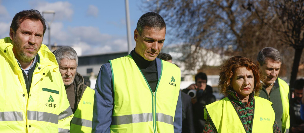 El presidente del Gobierno Pedro Sánchez (c) a su llegada a Adamuz, Córdoba, donde ha sido recibido por el ministro de Transportes Óscar Puente (i); la vicepresidenta primera del Gobierno, María Jesús Montero (d), y el ministro del Interior, Fernando Grande-Marlaska (2i), este lunes. Sánchez ha asegurado este lunes desde el lugar donde se ha producido la tragedia ferroviaria de Adamuz, en Córdoba, que se dará con "la verdad" sobre la causa del accidente y se conocerá "la respuesta" al origen del siniestro que ha causado al menos 39 fallecidos. EFE/ Jorge Zapata