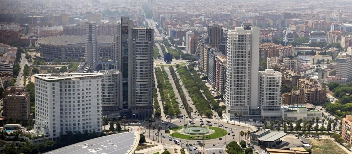 Imagen aérea de la avenida de Cortes Valencianas en la que se ubica una cruz de término de la ciudad.