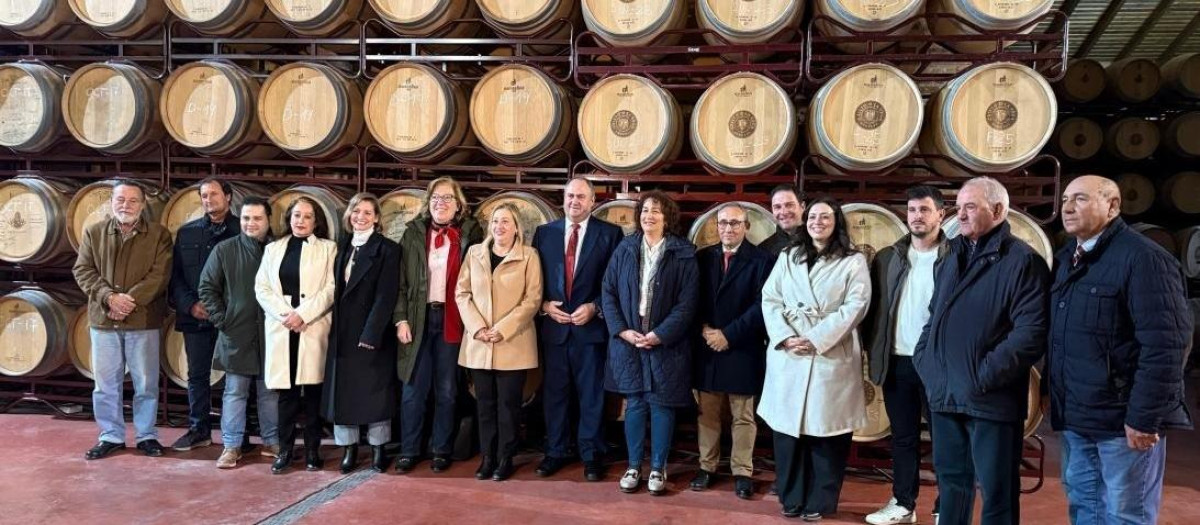 El consejero en la visita a Bodegas Cristo de la Vega, en Socuéllamos.

REMITIDA / HANDOUT por JCCM
Fotografía remitida a medios de comunicación exclusivamente para ilustrar la noticia a la que hace referencia la imagen, y citando la procedencia de la imagen en la firma
21/1/2026