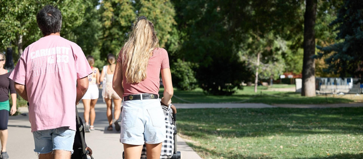 (Foto de ARCHIVO)
Una familia en el Parque de El Retiro, a 26 de agosto de 2023, en Madrid (España). El Instituto Nacional de Estadística (INE) ha revelado los datos de nacimientos producidos en todo el país durante el primer cuatrimestre de 2023. En total, solo han nacido entre enero y abril unas 103.443 personas, lo que supone un 1,75% menos respecto al mismo período del año anterior. Estas cifras, según el INE, convierten al primer cuatrimestre en el peor en ocho años, experimentando la natalidad una evolución a la baja desde 2016, año en el que nacieron 132.045 personas en España. La Comunidad de Madrid y Aragón son las únicas regiones donde la natalidad ha crecido respecto al año anterior.

Jesús Hellín / Europa Press
26 AGOSTO 2023;RECURSOS;INE;NATALIDAD;NACIMIENTOS;NIÑOS;FAMILIAS;BEBÉS
26/8/2023