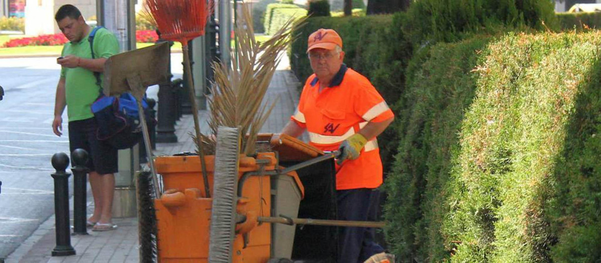 Imagen de un operario de limpieza en la ciudad de Valencia.