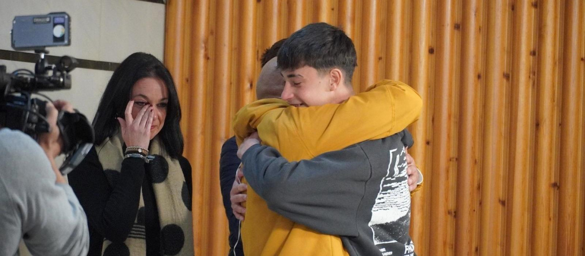 El joven Julio Rodríguez se abraza con el padre de una de las víctimas del accidente de Adamuz a la que ayudó