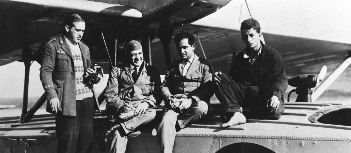 La tripulación del hidroavión Plus Ultra durante su histórico vuelo