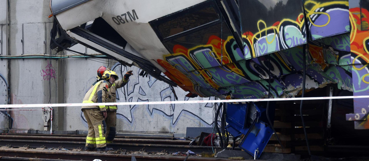 Varios bomberos trabajan en la zona cero del accidente de tren ocurrido ayer en Gelida