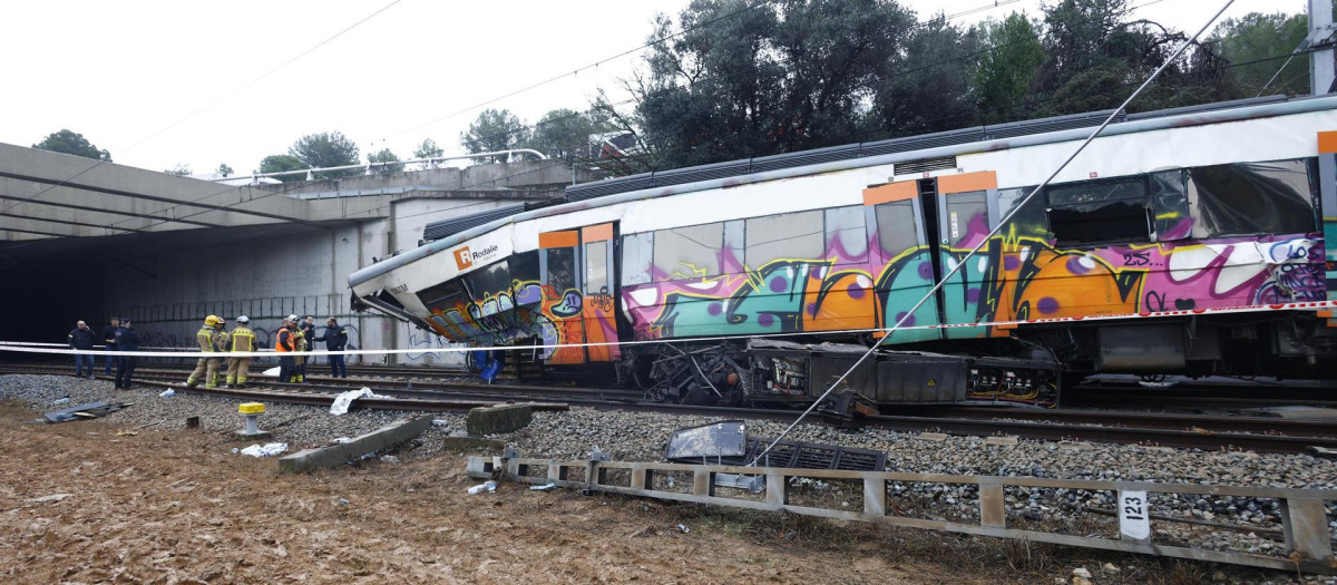 Varios bomberos trabajan en la zona cero del accidente de tren ocurrido ayer en Gelida