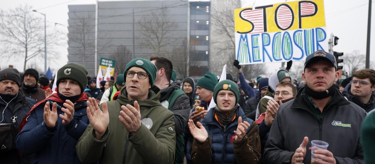 Agricultores a las puertas del Parlamento Europeo celebran la decisión de los europarlamentarios sobre el acuerdo con Mercosur