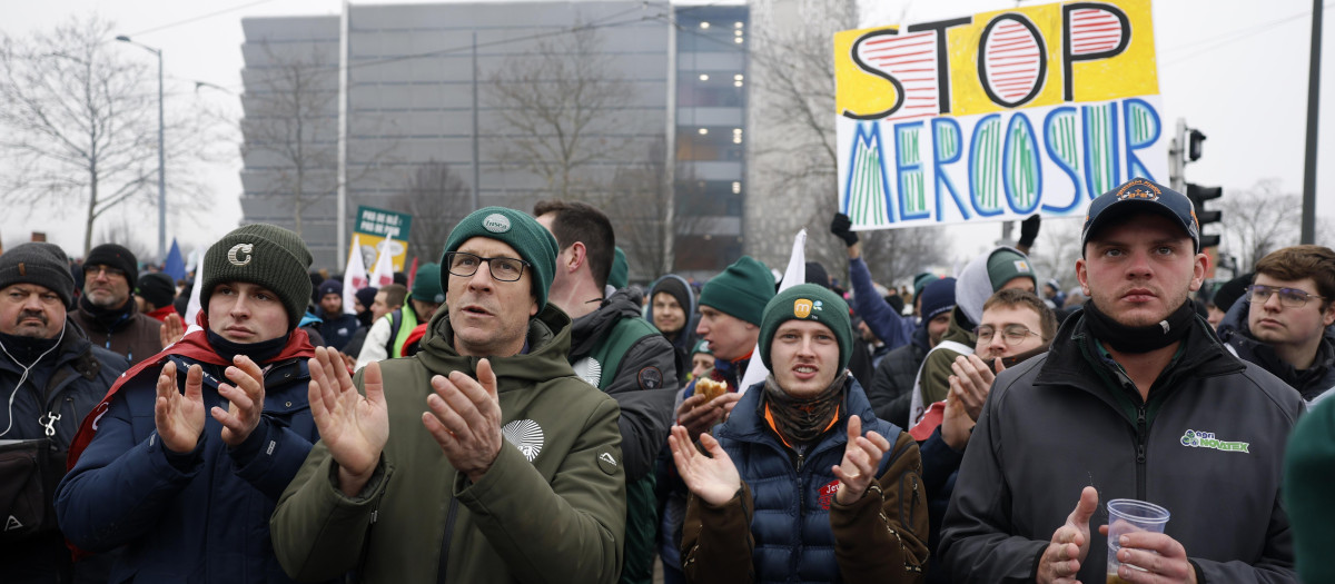Agricultores a las puertas del Parlamento Europeo celebran la decisión de los europarlamentarios sobre el acuerdo con Mercosur