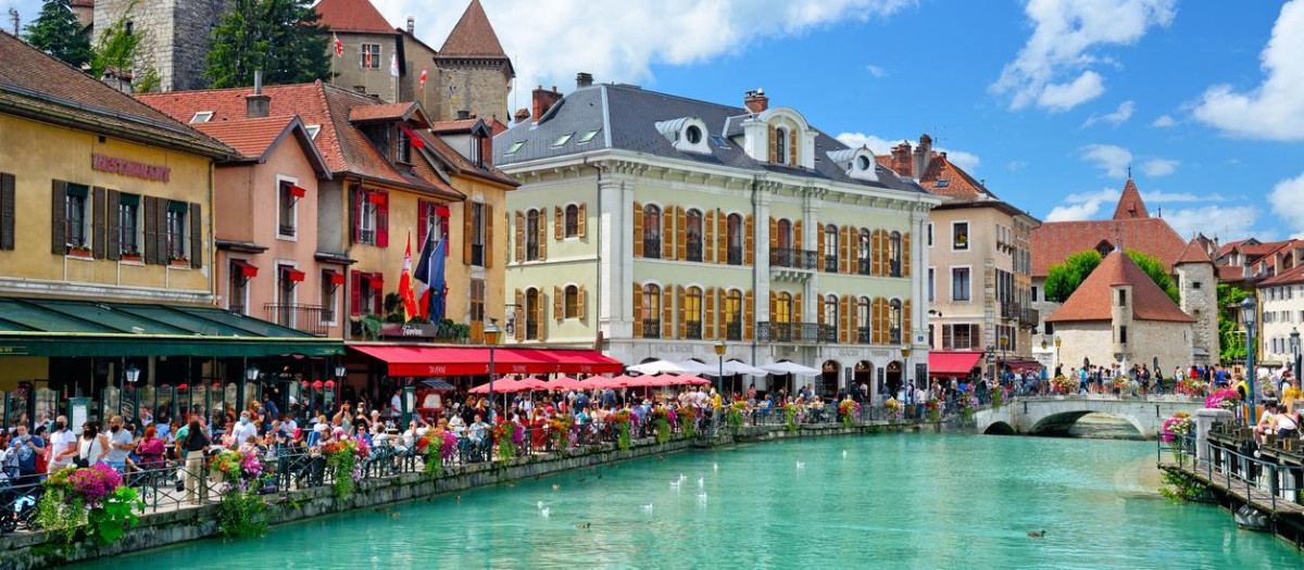 El río Thiou atraviesa la ‘Venecia de los Alpes’