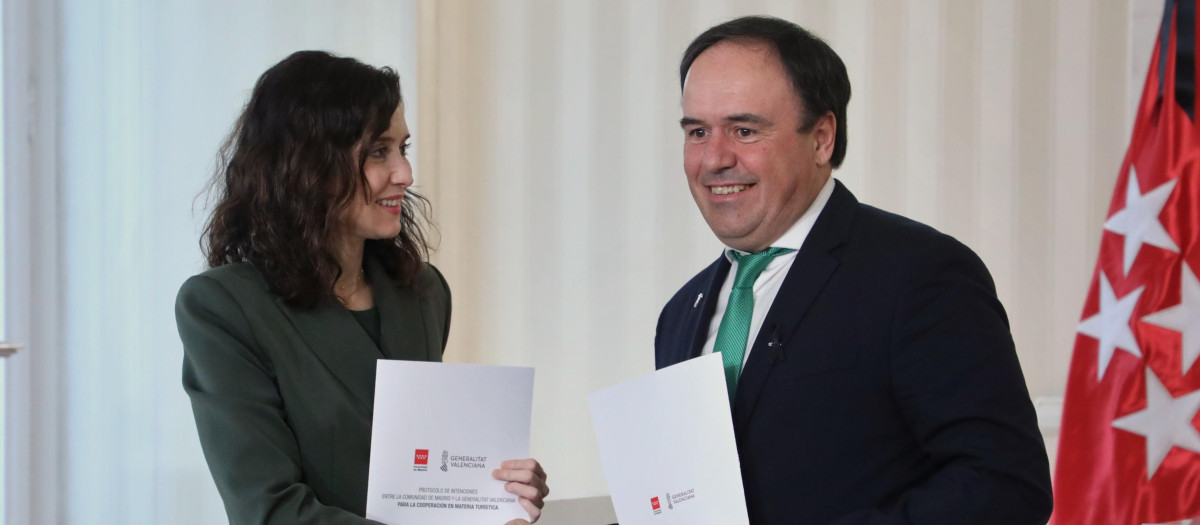 La presidenta de la Comunidad, Isabel Díaz Ayuso, junto al presidente de la Generalitat Valenciana, Juanfran Pérez Llorca