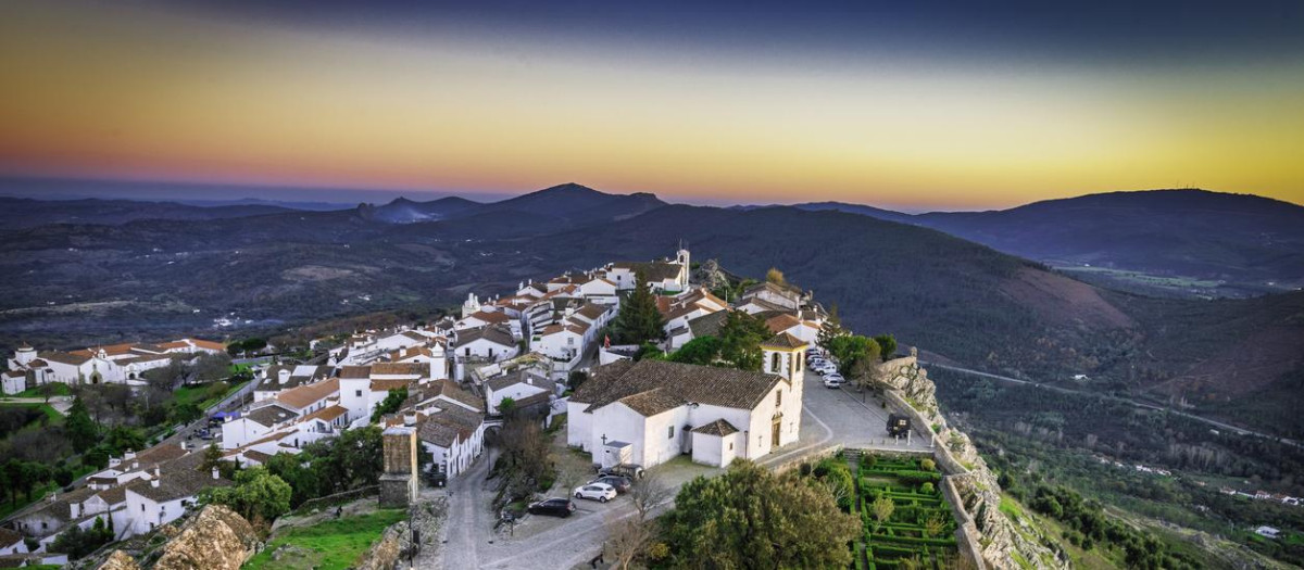 Precioso atardecer sobre el pueblo de Marvão, en el Alentejo portugués