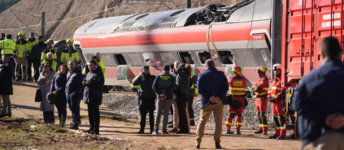 Agentes de la UME en la zona cero del accidente de Adamuz (Córdoba)