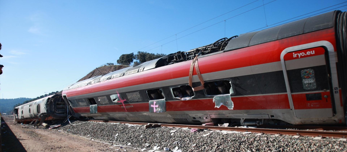 Uno de los vagones del tren Iryo que descarriló.