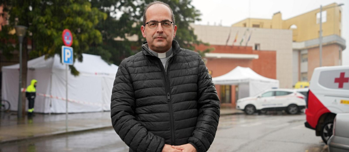 El sacerdote Francisco Jesús Granados, ante el Centro Cívico Poniente Sur de Córdoba