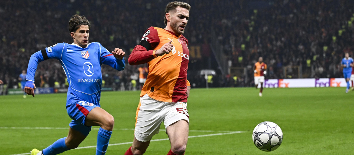 Giuliano Simeone, goleador del partido, lucha por un balón