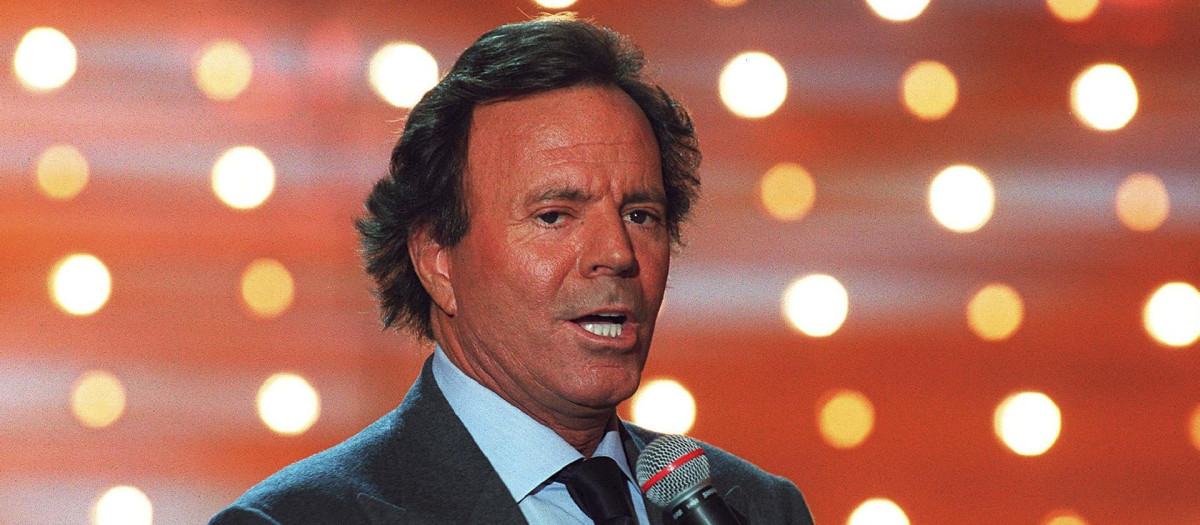 Julio Iglesias actúa durante la grabación del programa de televisión 'Vivement Dimanche'