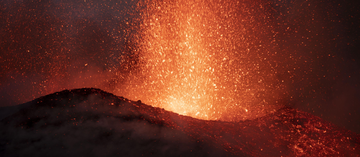 Imagen del volcán de Tajogaite en plena erupción