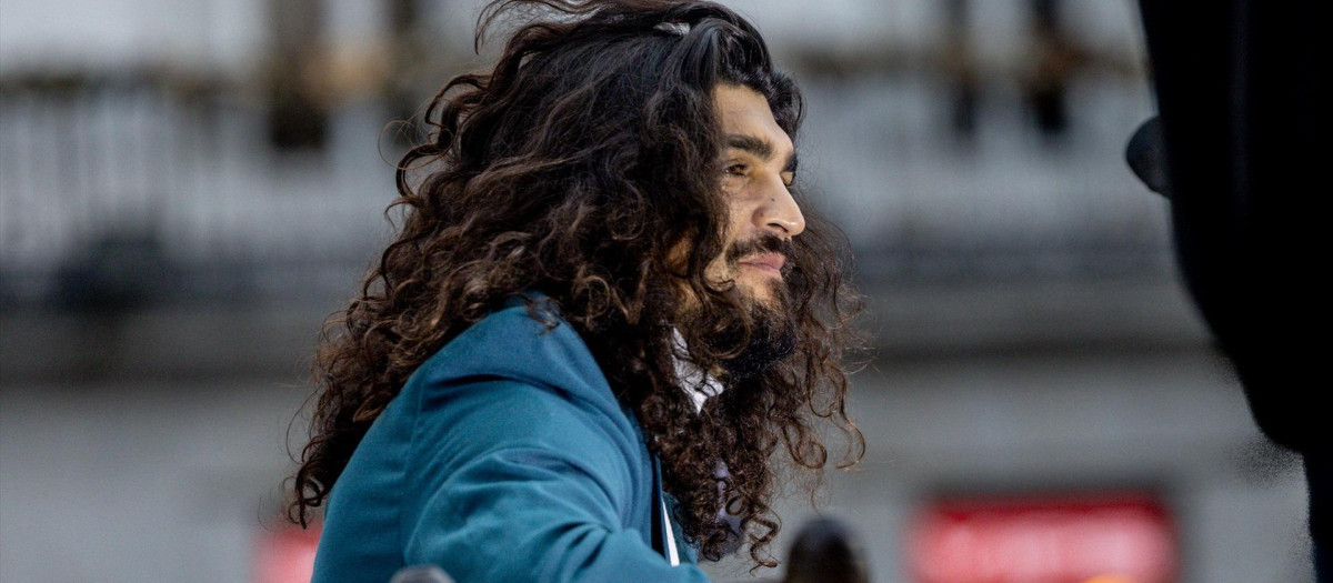 (Foto de ARCHIVO)
El cantaor Israel Fernández realiza una prueba de sonido antes del concierto - homenaje a la cultura y la creatividad española, organizado por Apple, en la Puerta del Sol, a 19 de noviembre de 2025, en Madrid (España). El evento, coincidiendo con el 40º aniversario de la compañía en España y titulado ‘El Encuentro’, tiene formato de concierto gratuito y contará con las actuaciones en directo de Amaia, Dellafuente, Israel Fernández y Yerai Cortés.

Ricardo Rubio / Europa Press
19 NOVIEMBRE 2025;MÚSICA;CONCIERTO;APPLE;40 ANIVERSARIO;40 AÑOS;ARTISTAS;HOMENAJE;CULTURA;ENTRETENIMIENTO;CREATIVIDAD;
19/11/2025