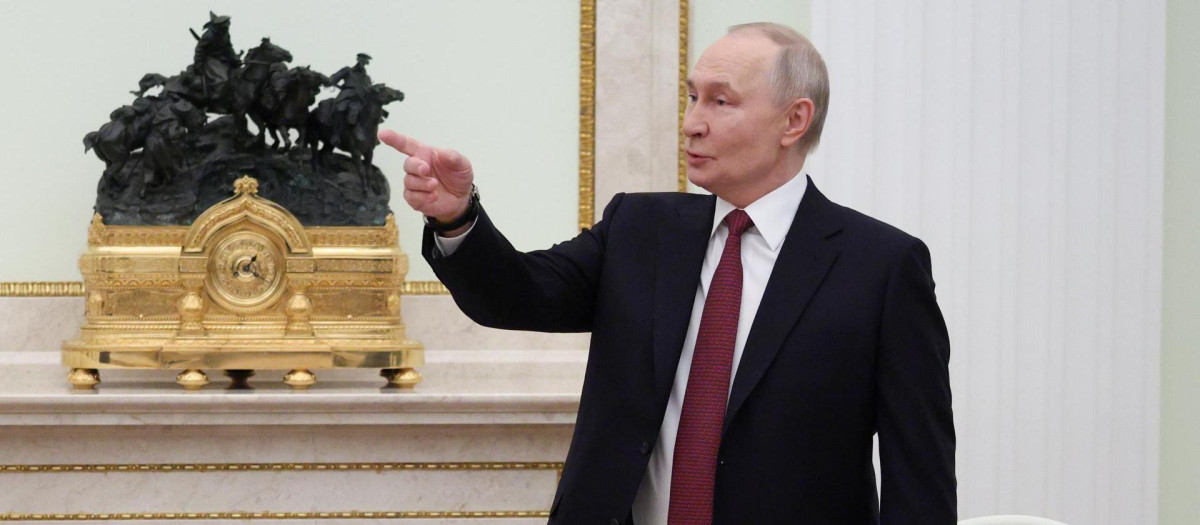 MOSCOW (Russian Federation), 22/01/2026.- Russian President Vladimir Putin gestures during a meeting with Palestinian President Mahmoud Abbas at the Kremlin in Moscow, Russia, 22 January 2026. (Rusia, Moscú) EFE/EPA/RAMIL SITDIKOV / REUTERS POOL /
