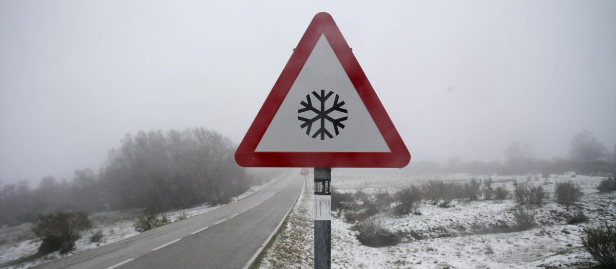 Un cartel congelado por la nieve en el Puerto de Ancares en Lugo