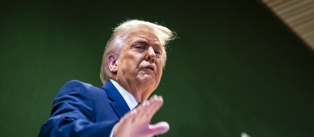 DAVOS (Switzerland), 22/01/2026.- US President Donald Trump gestures as he climbs a staircase after a signing ceremony of the founding charter at the 'Board of Peace' meeting during the 56th annual meeting of the World Economic Forum (WEF), in Davos, Switzerland, 22 January 2026. The 2026 summit, running from 19 to 23 January and held under the theme 'A Spirit of Dialogue,' brings together global political leaders, corporate executives, and scientists to address international challenges. (Suiza) EFE/EPA/LAURENT GILLIERON