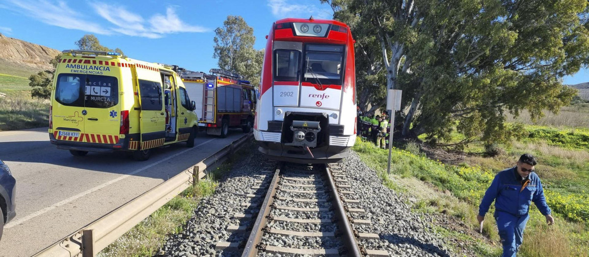 Imagen del tren siniestrado en Cartagena tras chocar contra una grúa este jueves en la línea Cartagena-Los Nietos, en la diputación de Alumbres