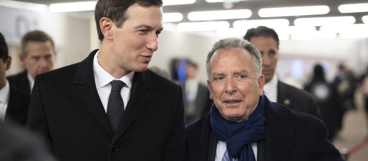 DAVOS (Switzerland), 20/01/2026.- Jared Kushner (L), American Businessman and Steve Witkoff (R), United States Special Envoy to the Middle East and special envoy for peace missions walk in the corridors during the 56th annual meeting of the World Economic Forum (WEF) in Davos, Switzerland, 20 January 2026. The 2026 summit, running from 19 to 23 January and held under the theme 'A Spirit of Dialogue,' brings together global political leaders, corporate executives, and scientists to address international challenges. (Suiza, Estados Unidos) EFE/EPA/GIAN EHRENZELLER