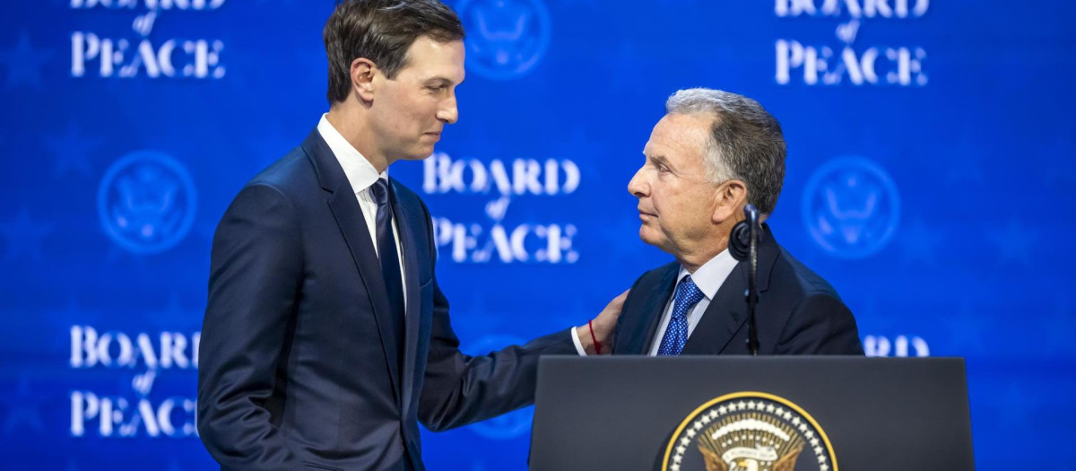 DAVOS (Switzerland), 22/01/2026.- Jared Kushner (L) and US Mideast envoy Steve Witkoff (R) after the signing of the founding charter at the "Board of Peace" during the 56th annual meeting of the World Economic Forum (WEF), in Davos, Switzerland, 22 January 2026. The 2026 summit, running from 19 to 23 January and held under the theme 'A Spirit of Dialogue,' brings together global political leaders, corporate executives, and scientists to address international challenges. (Suiza) EFE/EPA/GIAN EHRENZELLER