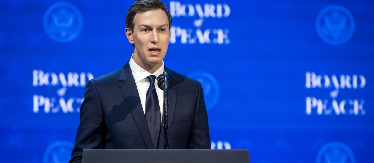 DAVOS (Switzerland), 22/01/2026.- Jared Kushner speaks the signing of the founding charter at the "Board of Peace" during the 56th annual meeting of the World Economic Forum (WEF), in Davos, Switzerland, 22 January 2026. The 2026 summit, running from 19 to 23 January and held under the theme 'A Spirit of Dialogue,' brings together global political leaders, corporate executives, and scientists to address international challenges. (Suiza) EFE/EPA/GIAN EHRENZELLER