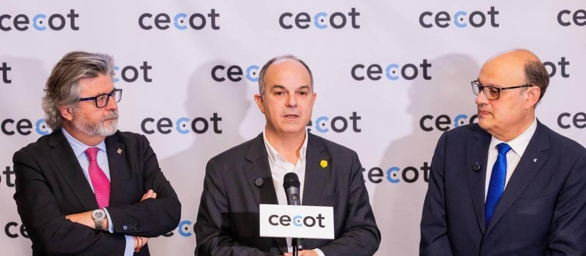 El vicepresidente de Junts, Toni Castellà, con el secretario general del partido, Jordi Turull, y el presidente de la patronal Cecot, Xavier Panés

REMITIDA / HANDOUT por JUNTS
Fotografía remitida a medios de comunicación exclusivamente para ilustrar la noticia a la que hace referencia la imagen, y citando la procedencia de la imagen en la firma
22/1/2026