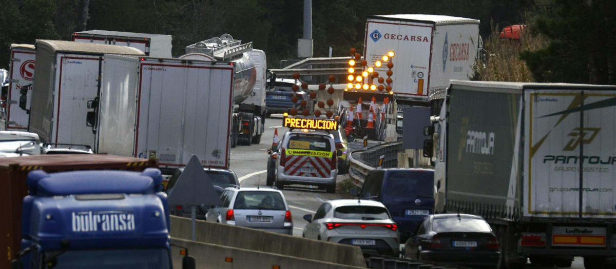 Tráfico intenso en el lugar del accidente de tren de Rodalies, a la altura de Gelida