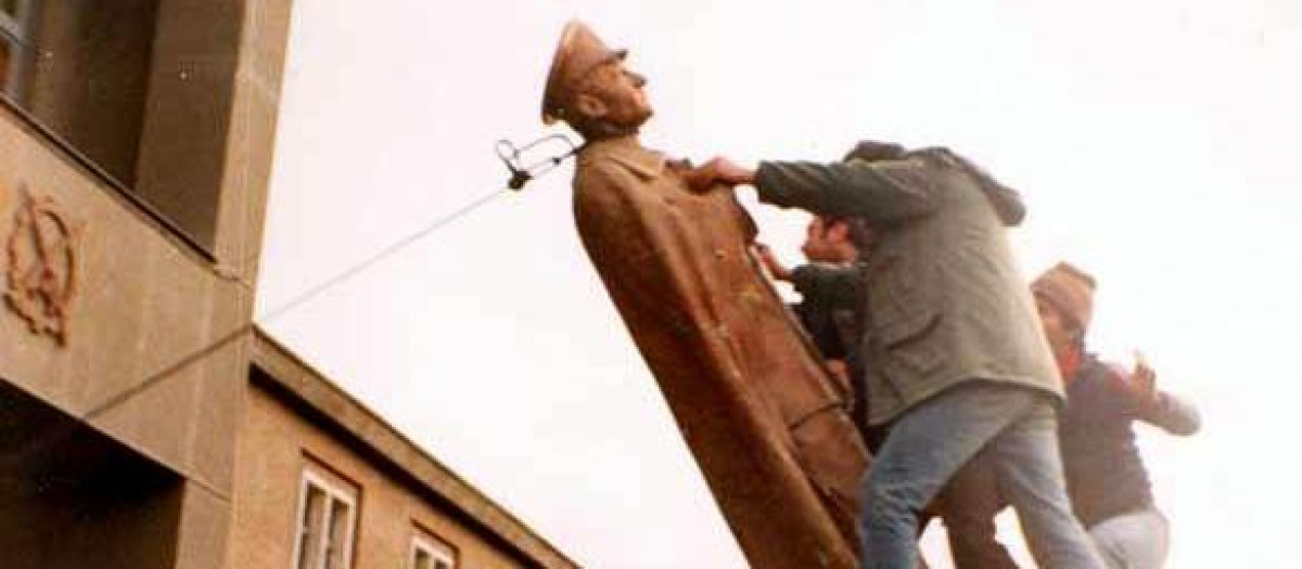 Turba de manifestantes derrumbando la estatua del sah, en medio de la Revolución Iraní