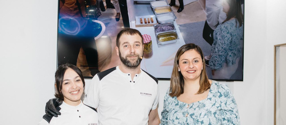 Miralles junto a los ganadores del concurso de tapas de Castellón en Fitur