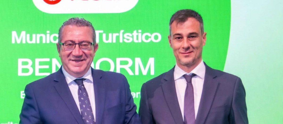 El alcalde de Benidorm, Toni Pérez, ha recibido este jueves un nuevo reconocimiento para la ciudad por su modelo turístico transformador y sostenible