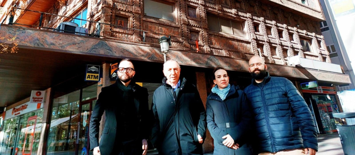 Imagen de la delegación de Compromís encabezada por Baldoví que se ha trasladado este jueves a las inmediaciones de la oficina de Mazón en Alicante