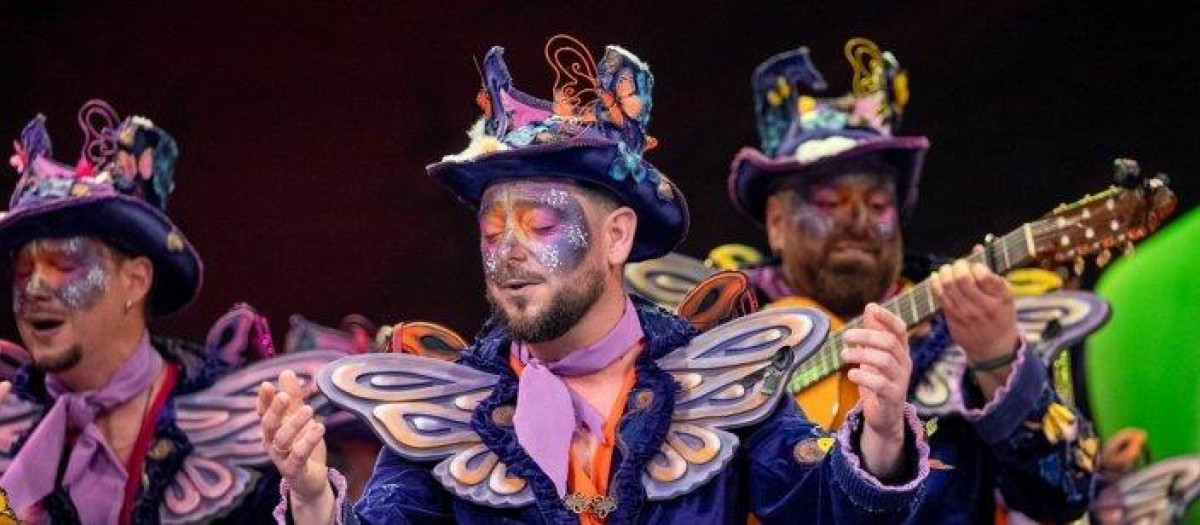 Uno de los componentes de la comparsa 'Los mariposas' en su actuación en el Falla