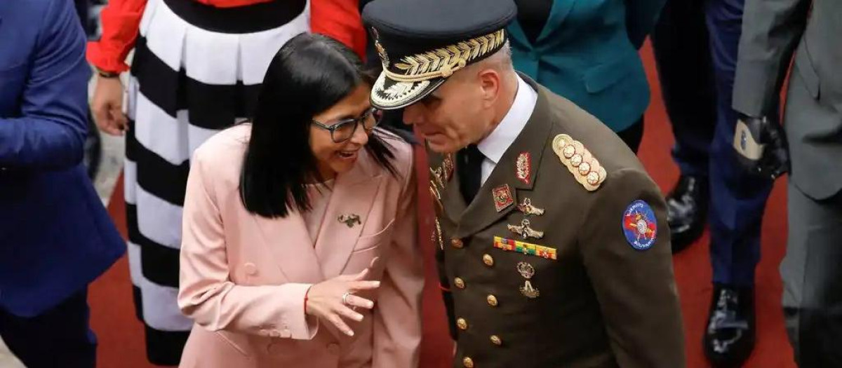 Delcy Rodriguez, presidenta encargada de Venezuela y el jefe del Ejército Vladimir Padrino López
