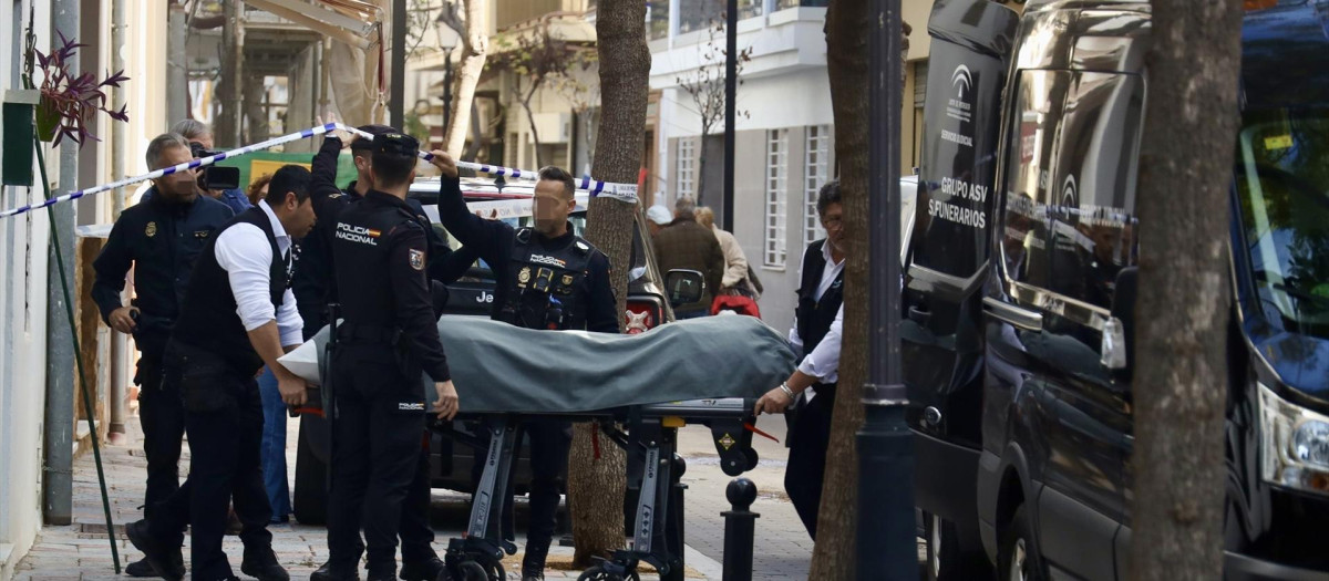 Imagen del levantamiento del cadáver de un joven que, presuntamente, ha atacado a sus padres causándole la muerte, para precipitarse posteriormente desde una azotea, falleciendo en el lugar.