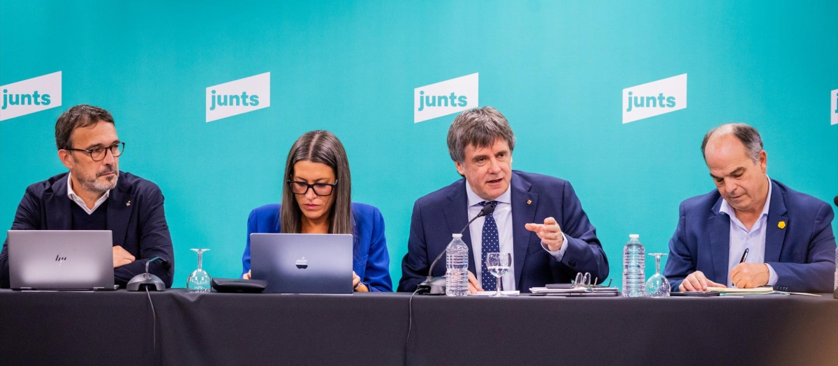 La portavoz de Junts en el Congreso, Miriam Nogueras (2i); el expresidente de la Generalitat y líder de Junts, Carles Puigdemont (2d), y el secretario general de Junts, Jordi Turull