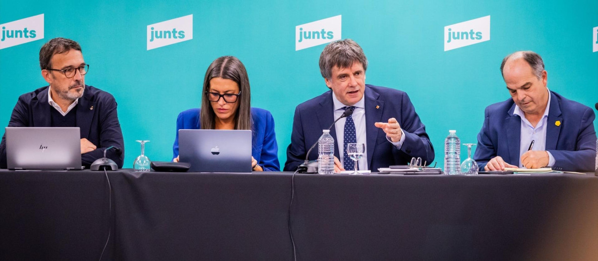 La portavoz de Junts en el Congreso, Miriam Nogueras (2i); el expresidente de la Generalitat y líder de Junts, Carles Puigdemont (2d), y el secretario general de Junts, Jordi Turull